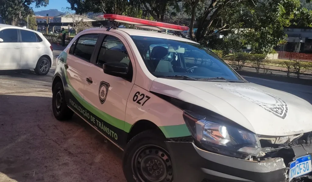 Engavetamento com quatro veículos envolve viatura dos Agentes de Trânsito na Avenida João Pinheiro, em Poços de Caldas