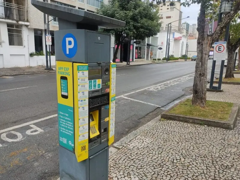 Zona azul de Poços tem 310 vagas preferenciais; 10 necessitam de substituição de placas