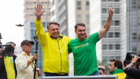 Mesmo entre os que se filiaram ao PL e continuam na política, são raros os casos de ex-auxiliares do pai que estão atuando diretamente na campanha de Flávio