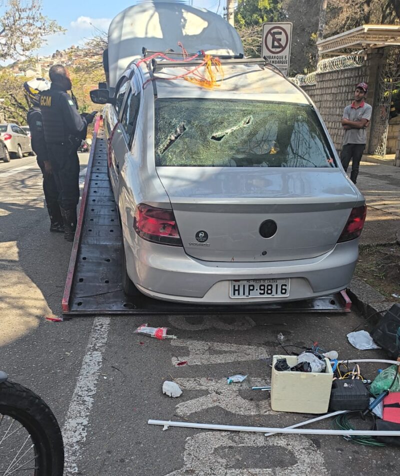 Motorista se revolta e quebra o próprio carro durante fiscalização do Demutran