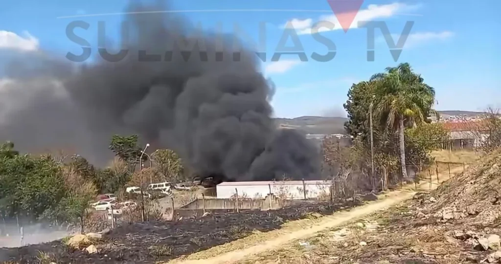 Incêndio atinge 21 veículos em pátio do Detran na zona sul de Poços de Caldas