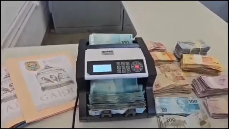 Polícia apreende R$ 38 mil e drogas em operação contra tráfico no bairro São João