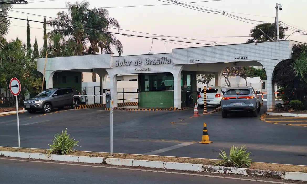Moraes autoriza Bolsonaro a deixar prisão domiciliar para atendimento odontológico