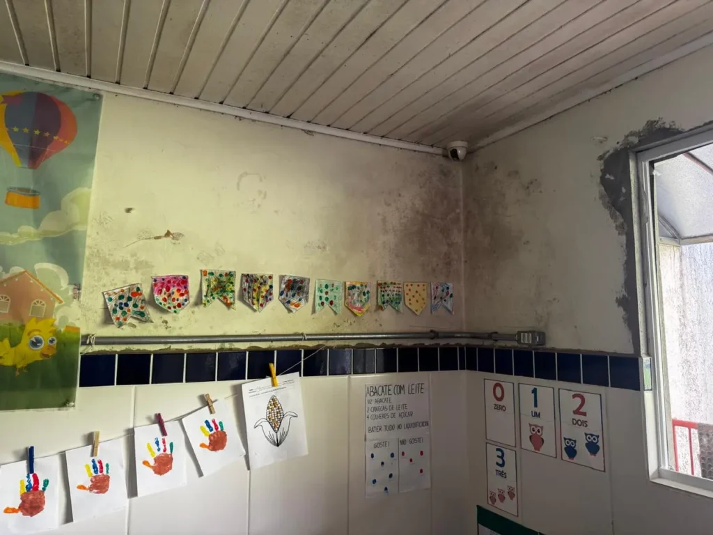 Mesmo com relatos de mofo, fezes de pombo e risco estrutural, Câmara rejeita moção sobre Centro de Educação Infantil Acalanto