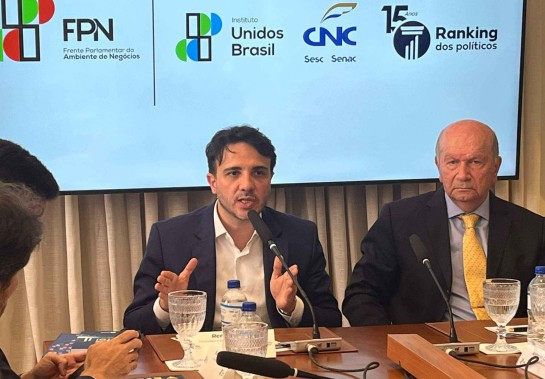 Renan chama Flávio de 'candidato fraco' e diz que cenário favorece Lula