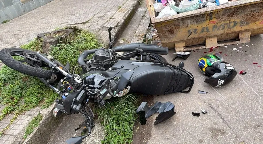 Acidente entre carro e moto deixa motociclista ferido em Poços