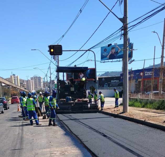Obras da Avenida João Pinheiro são intensificadas e começam a receber camada final de asfalto
