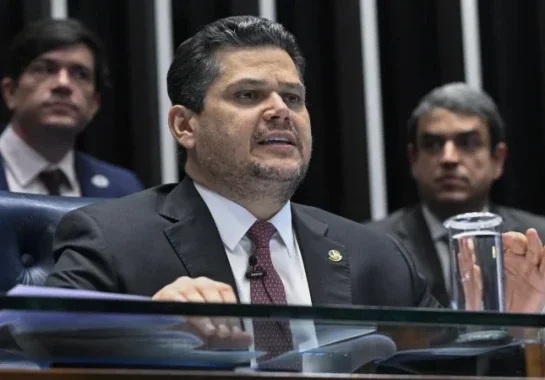Alcolumbre manda recado sobre impeachment de Moraes e cita dinheiro para Dark Horse